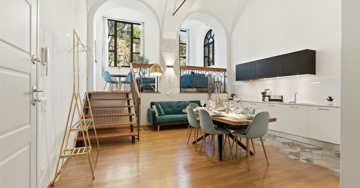 Loft luminoso con ventanal grande y vista al mar desde el balcon