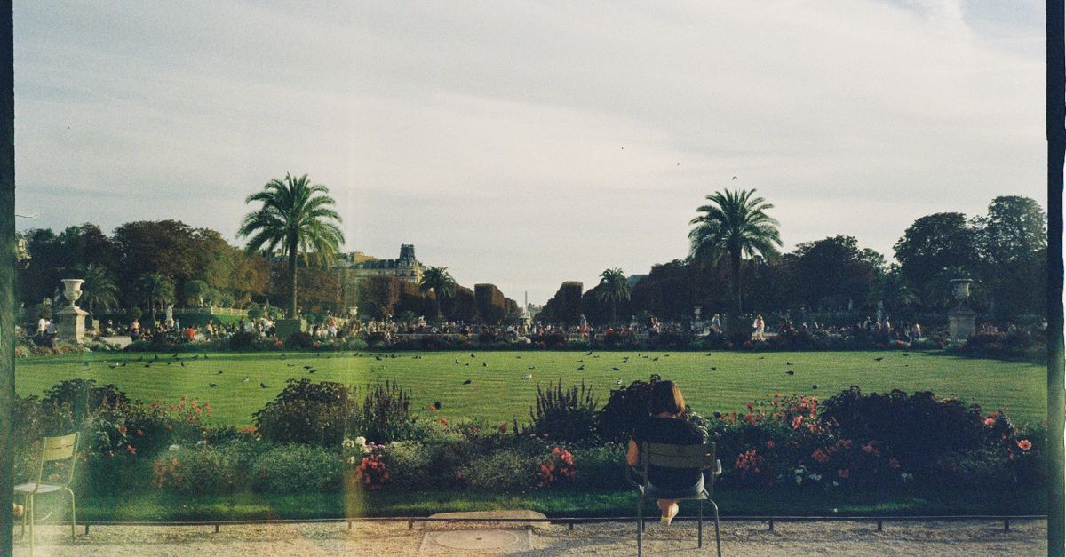 Jardin con cesped y reposeras junto a una casa baja cerca de las dunas